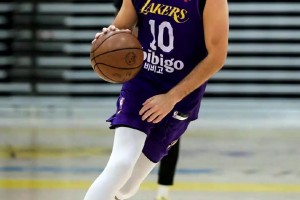 湖人今日训练照，明日主场迎战火箭！里夫斯有望复出！...